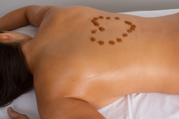 Zawartości brunetka korzystających masaż pleców przeciw serce w jej ciele - Zdjęcie, obraz