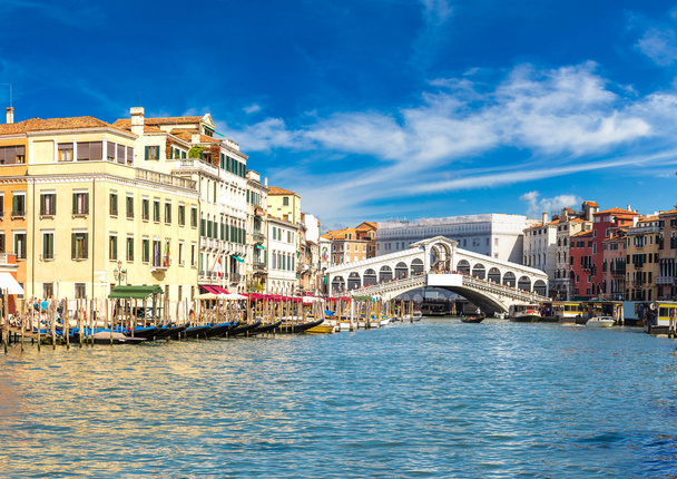 Gondolas Rialton sillalla Venetsiassa
 - Valokuva, kuva