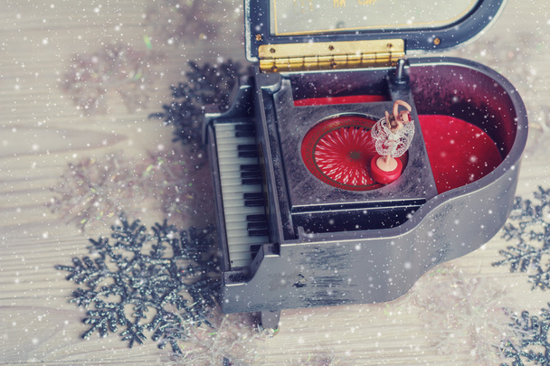 Μουσικό κουτί με μικρή μπαλαρίνα σε φόντο Χριστούγεννα - Φωτογραφία, εικόνα