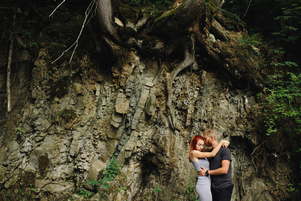schönes Paar auf dem Hintergrund des Waldes - Foto, Bild