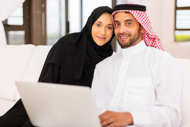 muslim couple using laptop computer - Φωτογραφία, εικόνα