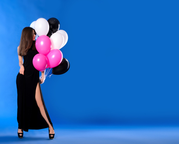 woman with black, white and pink balloons - Foto, afbeelding
