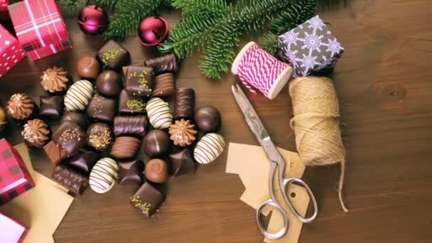 Αναδίπλωση ανάμικτες σοκολατάκια σε μικρά κουτιά - Πλάνα, βίντεο