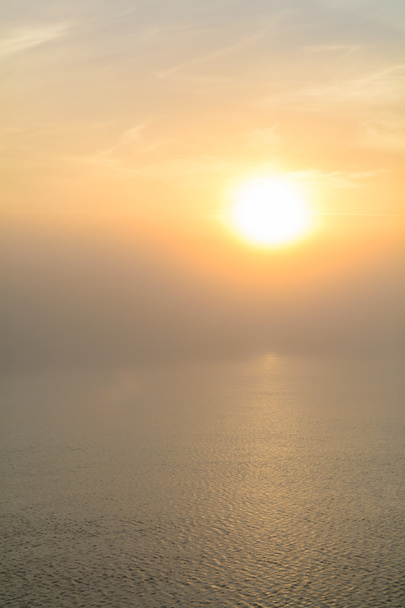ボートのデッキからの夕景。霧の水平方向のビュー  - 写真・画像