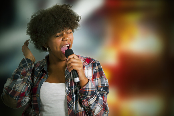 dziewczyna śpiewa z mikrofonem - Zdjęcie, obraz