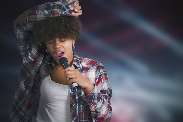 Chica cantando con micrófono
 - Foto, Imagen