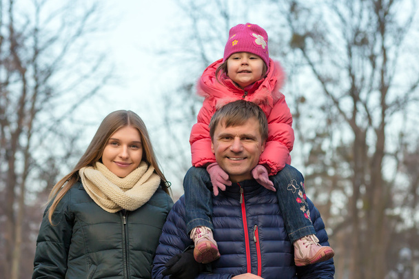 Famiglia felice in passeggiata nella foresta autunnale
 - Foto, immagini