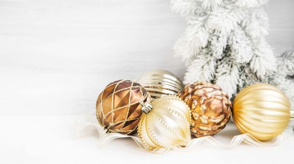 Ornamenti dorati dell'albero di Natale con delicato decoro a sfere perlacee
 - Foto, immagini