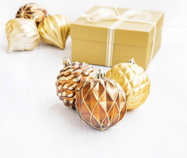 Golden joulukuusi koristeet helmi pallot koristelu ja
 - Valokuva, kuva