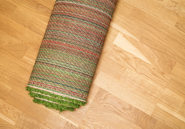 gerold van tapijt op de vloer - Foto, afbeelding