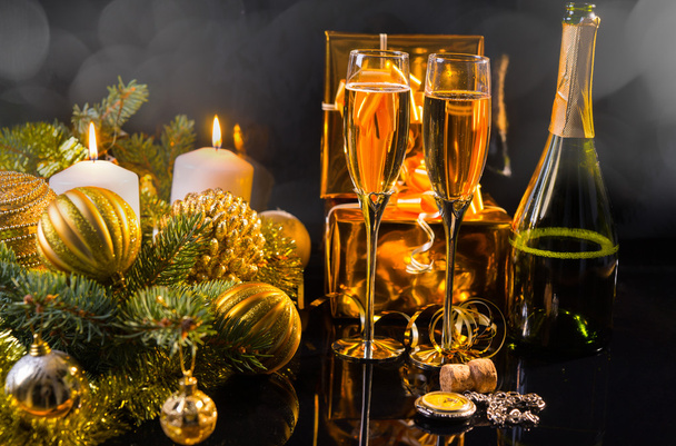 Celebrating Christmas with champagne - Foto, Imagen