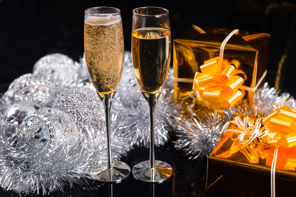 Celebrando o Natal com champanhe
 - Foto, Imagem