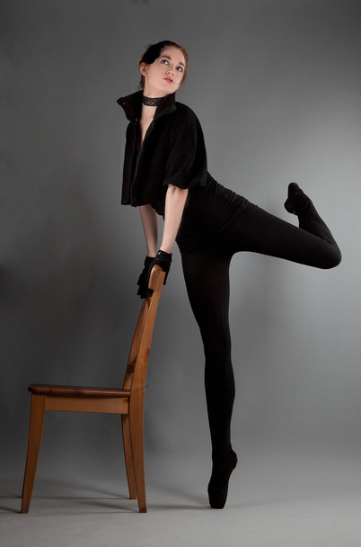 mladá baletka provádí cvičení v blízkosti židličky - Fotografie, Obrázek