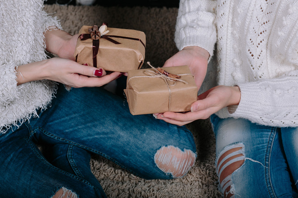 zwei hübsche Mädchen mit Geschenken für Weihnachten - Foto, Bild