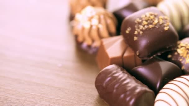 Καραμέλες από σοκολάτα σε διαφορετικά σχήματα - Πλάνα, βίντεο