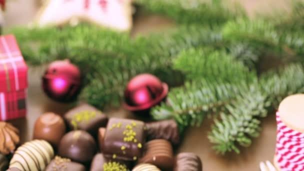 Обгортання різноманітних шоколадних цукерок у маленьких коробках
 - Кадри, відео
