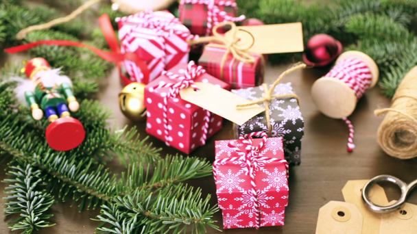 Karácsonyi ajándék csomagolás - Felvétel, videó