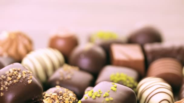 čokoládové bonbony v různých tvarech - Záběry, video