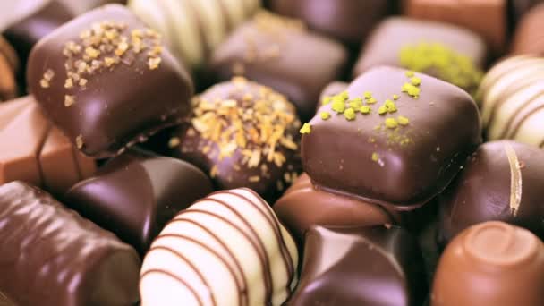 doces de chocolate em diferentes formas
 - Filmagem, Vídeo