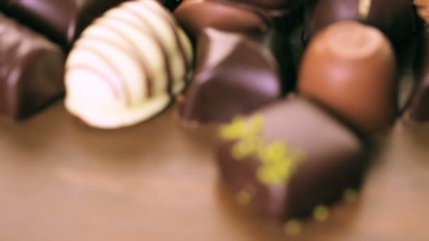 čokoládové bonbony v různých tvarech - Záběry, video