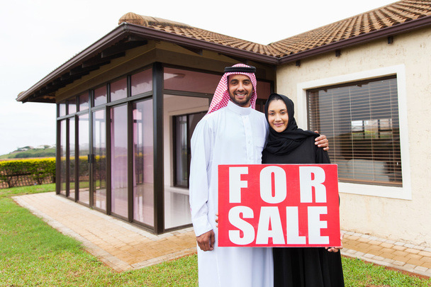 muzulmán pár eladó gazdaság jel - Fotó, kép