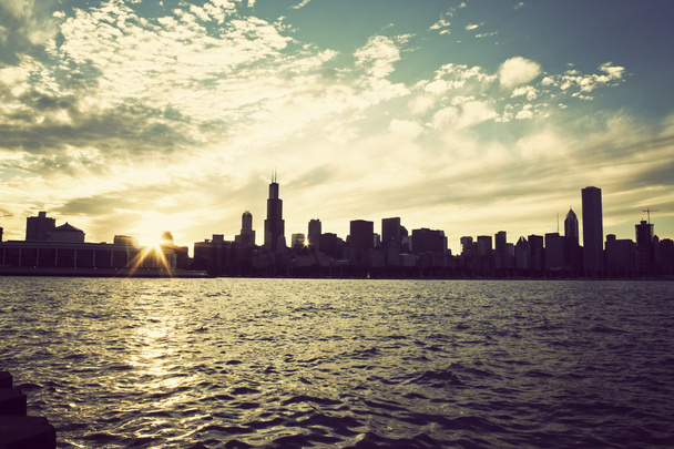 winter zon instelling over de skyline van chicago - Foto, afbeelding