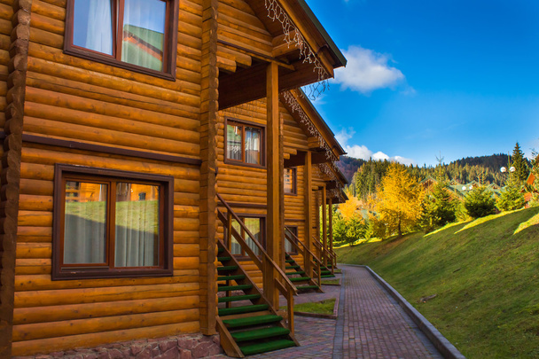 деревянный дом в горах - Фото, изображение