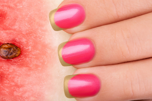 Roze nagels en watermeloen. - Foto, afbeelding