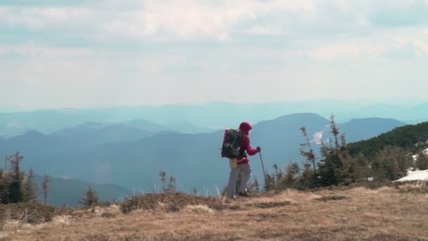 természetjáró trekking a hegyekben lassítva - Felvétel, videó