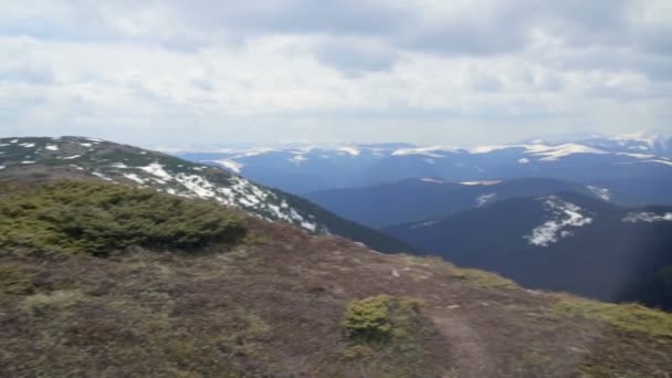 Hiking groep kamperen bij de top van een berg - Video