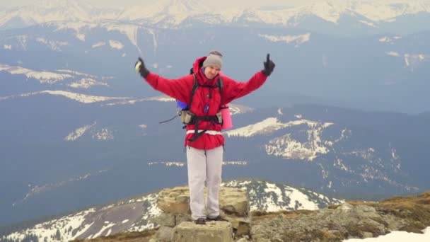boldog természetjáró tetején a hegyi-lassú mozgás - Felvétel, videó