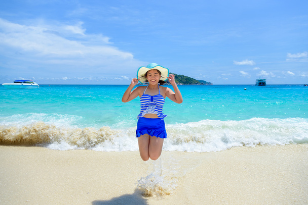 Kobieta, skoki z szczęśliwy na plaży w Tajlandii - Zdjęcie, obraz