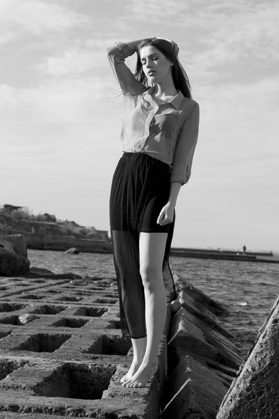 portrait of a beautiful girl who posing near the sea - Foto, Bild