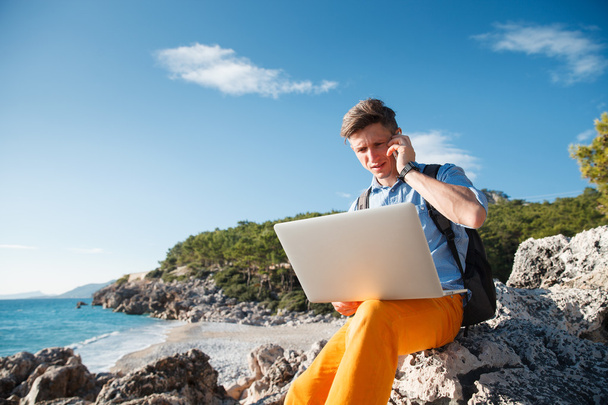 Freelance sur l'ordinateur portable au bord de la mer
 - Photo, image