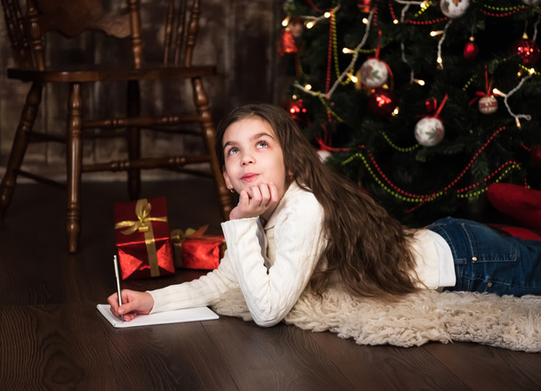 fille écrit lettre au Père Noël
 - Photo, image