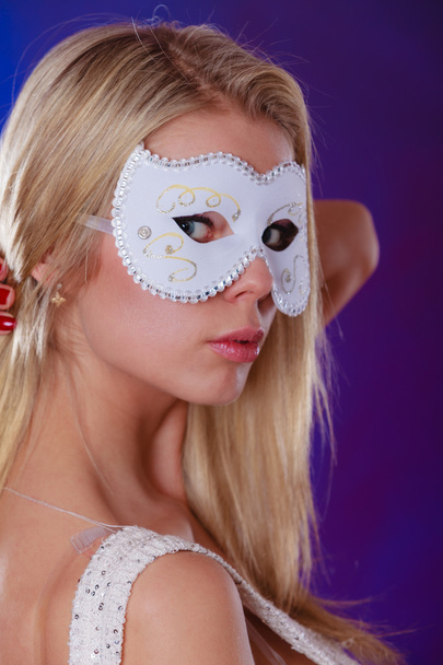 woman with white carnival mask - Фото, зображення