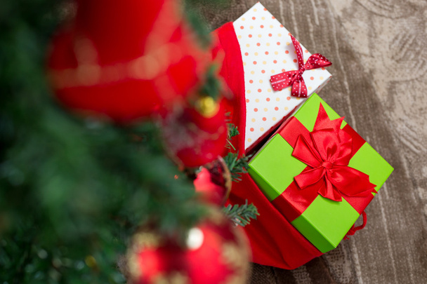 Χριστουγεννιάτικο δέντρο με κουτί δώρου και διακοσμήσεις σε ξύλινο φόντο για γράμματα - Φωτογραφία, εικόνα