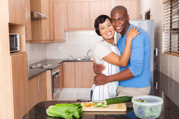 couple embracing in kitchen - Foto, afbeelding