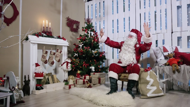 Santa faz Selfi seu telefone, quarto com lareira e árvore de Natal, presentes
. - Filmagem, Vídeo