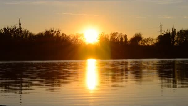 Zonsopgang op het meer, zonsopgang boven de rivier - Video