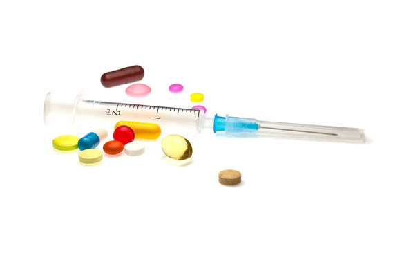 Tablets and syringe - Φωτογραφία, εικόνα
