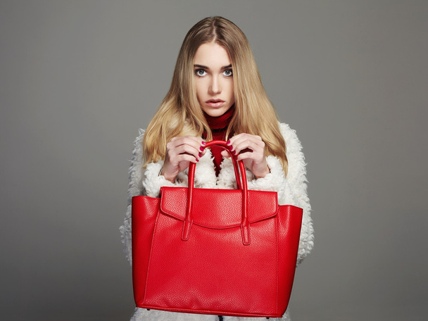 Kırmızı çanta ile kış güzel kadın. Güzellik moda Model kız kürk. lüks şık sarışın - Fotoğraf, Görsel