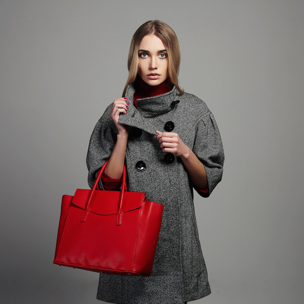 Winter schöne Frau mit handbag.beauty Mode Mädchen im Topcoat - Foto, Bild