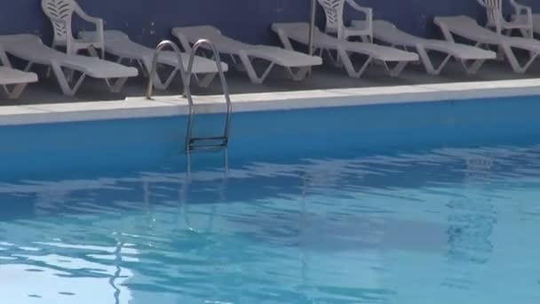 Slunečníky a bazén ve Španělsku - Záběry, video