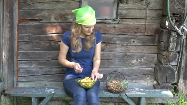 Kertész nő kés tiszta rókagomba gomba padon. 4k - Felvétel, videó