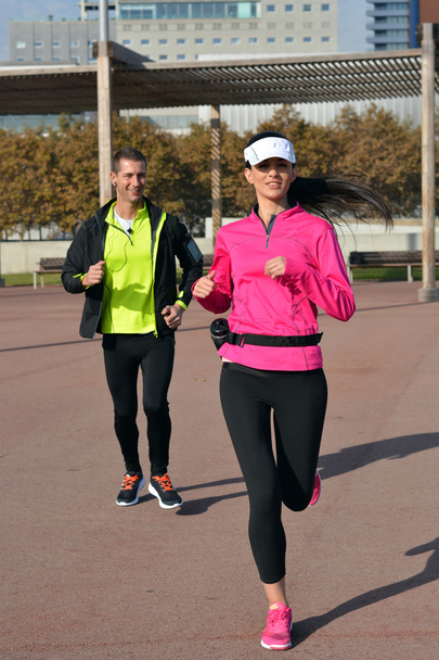 pareja practicando running en la ciudad
  - Foto, Imagen