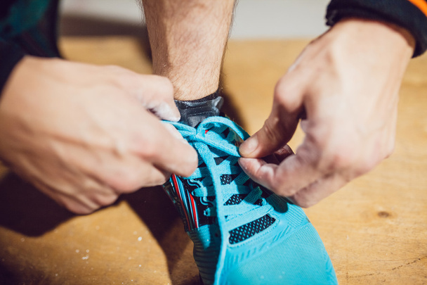The athlete tying shoelaces - Foto, immagini