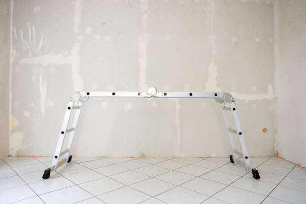 Escalera de metal de pie en la habitación
 - Foto, imagen