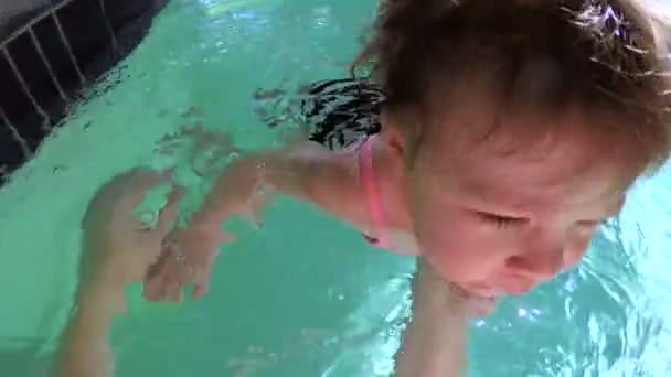 kleines Mädchen im Pool - Filmmaterial, Video