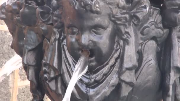 Water running out of antique sculpture in the fountain - Imágenes, Vídeo